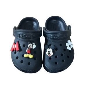 CROCS Kids Black Slippers with Mickey Mouse Charms Size 6C 🔥🔥🔥